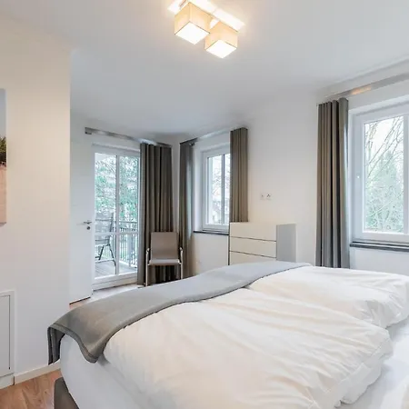 Haus Pamir - *